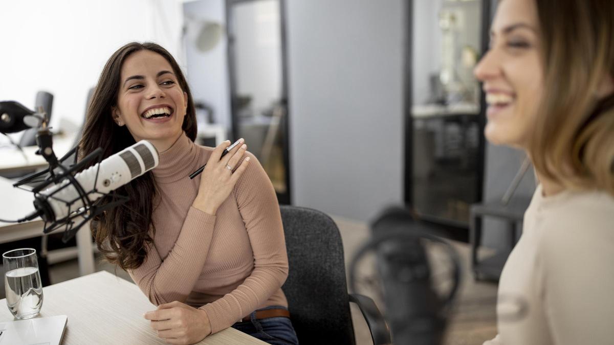 Imagen de archivo, dos mujeres grabando un podcast.