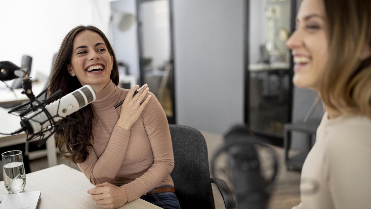 Imagen de archivo,  dos mujeres grabando  un podcast.