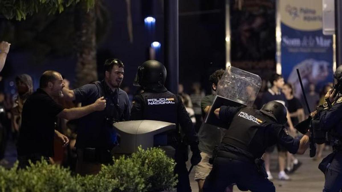Enfrentamientos entre manifestantes y policías el domingo por la noche en la avenida Antoni Maura de Palma.