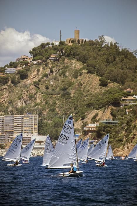 Vaixells de Vela naveguen a les costes de Blanes.