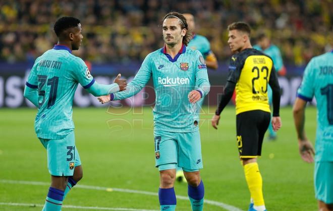 Antoine Griezmann decepcionado junto a Ansu Fati tras fallar una ocasión de gol en el partido entre el Borussia Dortmund y el FC Barcelona de Liga de Campeones, disputado en el Signal Iduna Park en Dortmund.