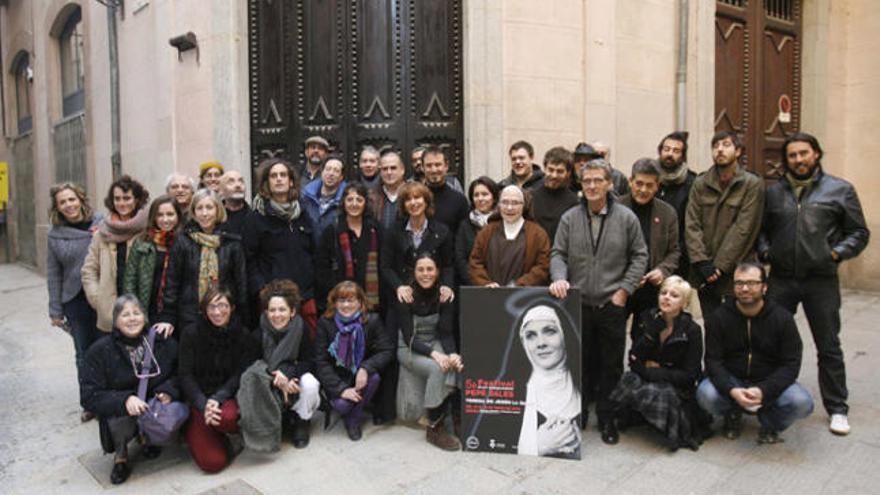 Foto de la família &quot;Pepe Sales&quot;, davant el restuarant La Penyora, amb la monja Carme Ferrer, de l&#039;orde de les Carmelites Descalces de Montilivi.