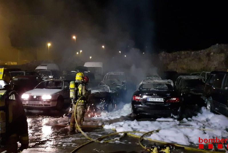 Cremen dotze vehicles en un incendi a la Jonquera
