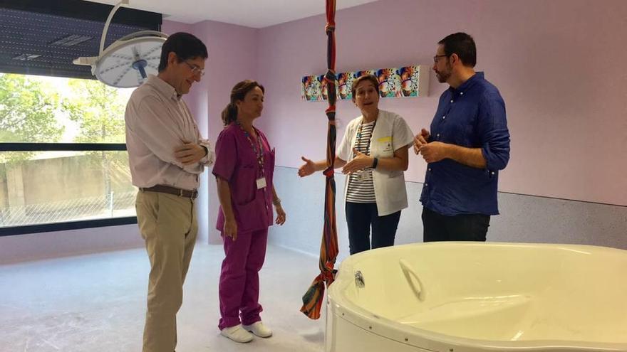 El consejero con Catalina Lorenzo, gerente del Área de Lorca, durante su visita de ayer al hospital.