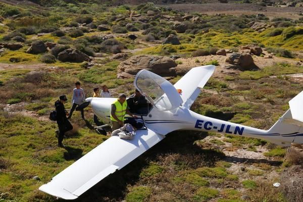 Una avioneta ameriza de emergencia en la playa de El Altillo