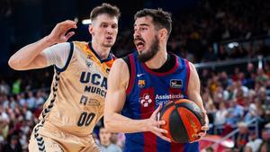 Rodions Kurucs, ante Nikola Kalinic en un Barça - UCAM Murcia de la temporada 23/24