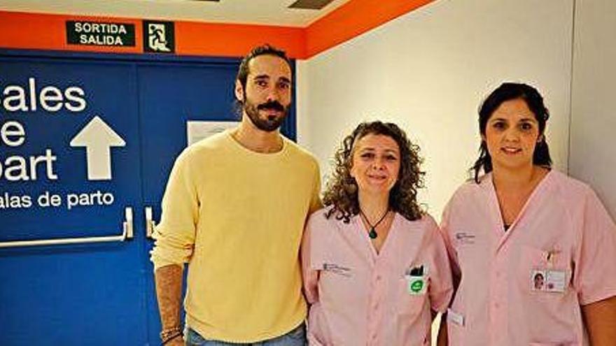 Juan Antonio Rosa, Rocío Delgado y Raquel Vázquez, frente a las puertas del paritorio de Can Misses.