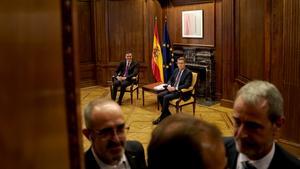 El presidente del Gobierno, Pedro Sánchez, y el líder del PP, Alberto Núñez Feijóo, durante su última reunión el pasado mes de diciembre para abordar la renovación del CGPJ. 