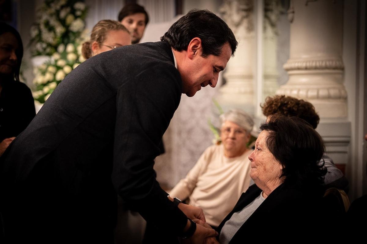 El alcalde de Córdoba con los familiares de Fosforito.