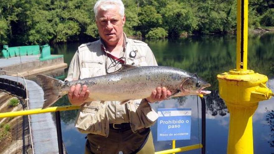 Luis Moirón con el salmón capturado ayer en la &quot;poza de Bora&quot;.  // Rafa Vázquez