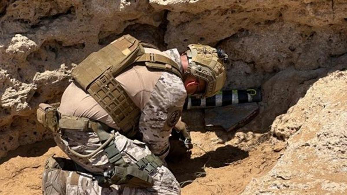 Un militar de la Armada inicia el procedimiento para hacer una explosión controlada de la bengala.