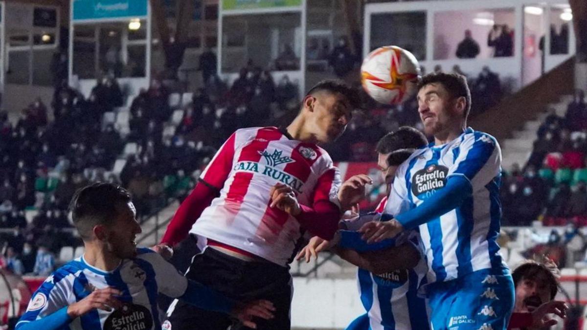 Tres imágenes del apasionante partido disputado ayer en el estadio Ruta de la Plata que registró una discreta entrada. / José Luis Fernández