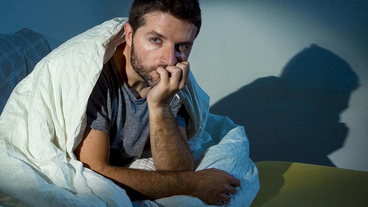 Un hombre en la cama.