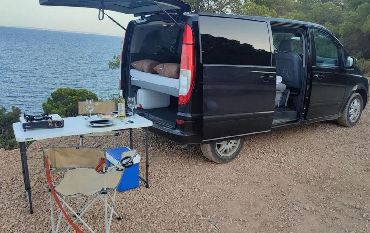 Una ‘camper’ en zona forestal con un fogón en la mesa. | D.I.