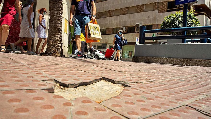 Pésimas aceras en Alfonso el Sabio con baldosines levantados y peligro de caídas