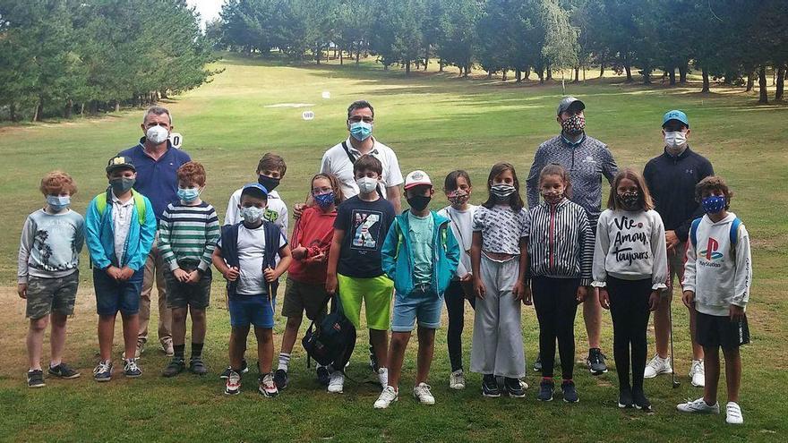 Niños de A Laracha realizan un curso de iniciación al golf en Larín