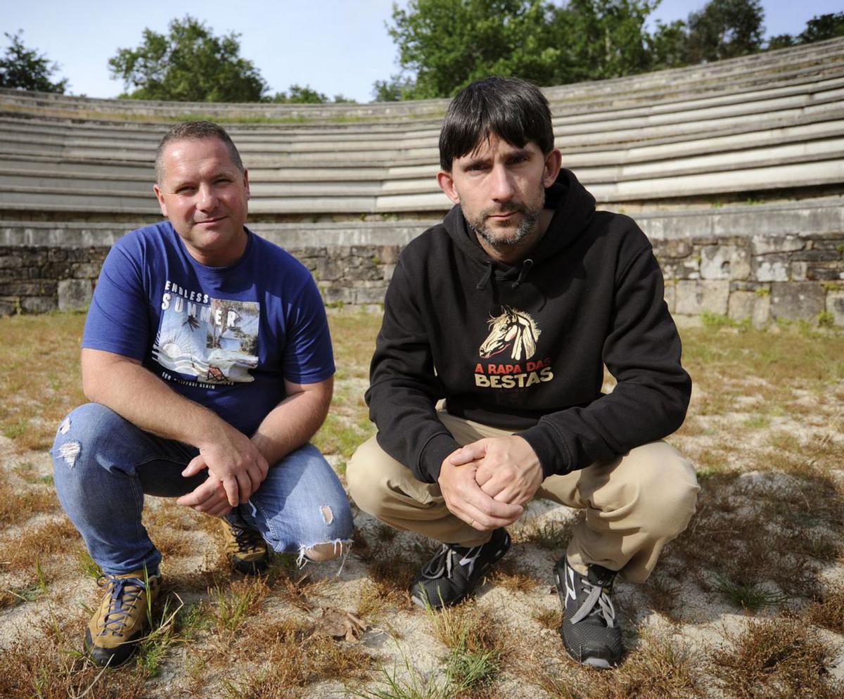 Vicente Pereiras, a la izquierda, y Santi Obelleiro en el curro de Sabucedo.