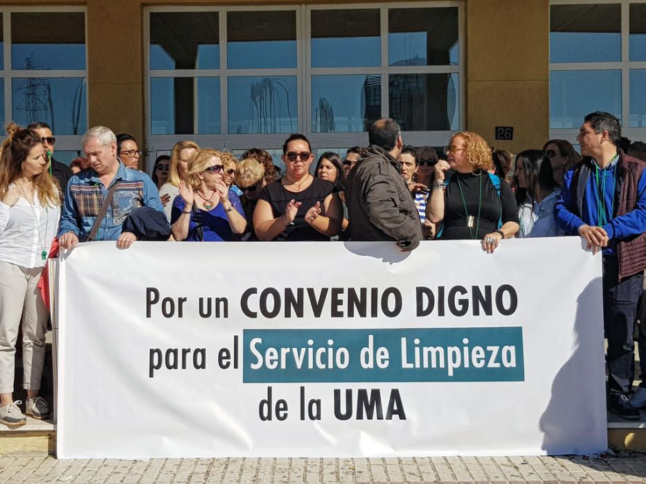 El encierro del personal de limpieza en la Facultad de Derecho de la Universidad de Málaga llega a su tercer día. La basura de los centros sigue acumulándose, pero las empresas, los trabajadores y la institución académica todavía no han llegado a un acuerdo. Este miércoles se ha vuelto a repetir la concentración de otros limpiadores a las puertas del edificio