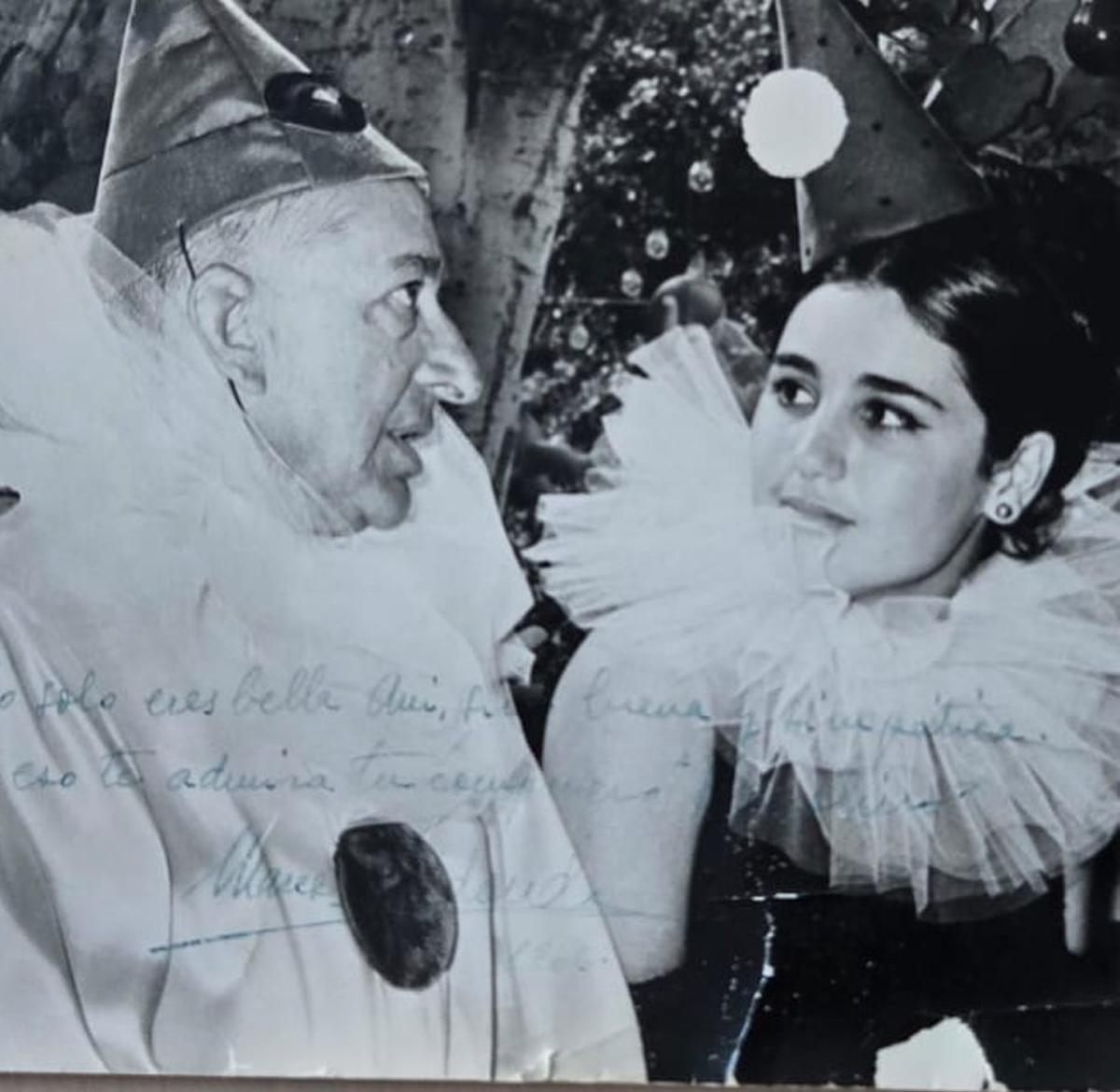 La reina de las Fiestas de Invierno 1966 con el solista Marcos Redondo. | EL DÍA