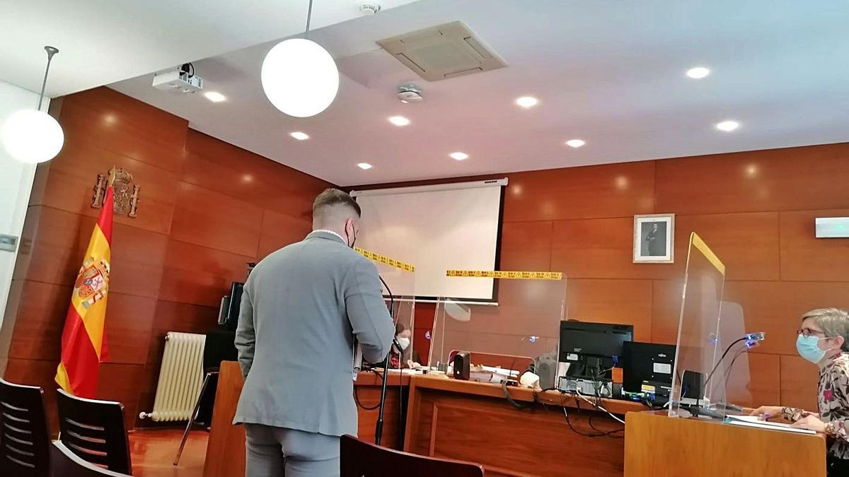 El imputado durante el juicio celebrado ayer en el Juzgado de lo Penal. | J.N.