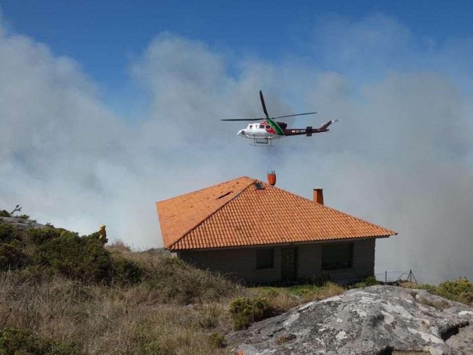 Las exhaustas labores de extinción del incendio de Cangas. // S. Álvarez