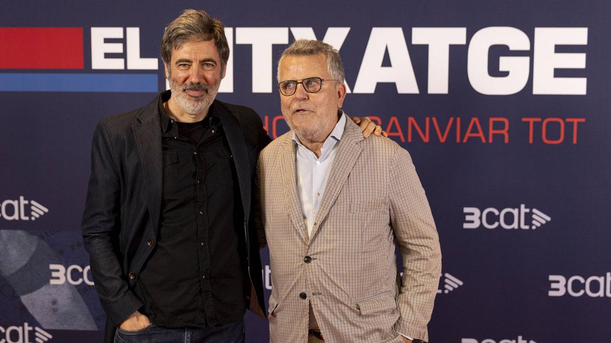 David Fernández de Castro, director del documental, con el periodista Lluís Canut