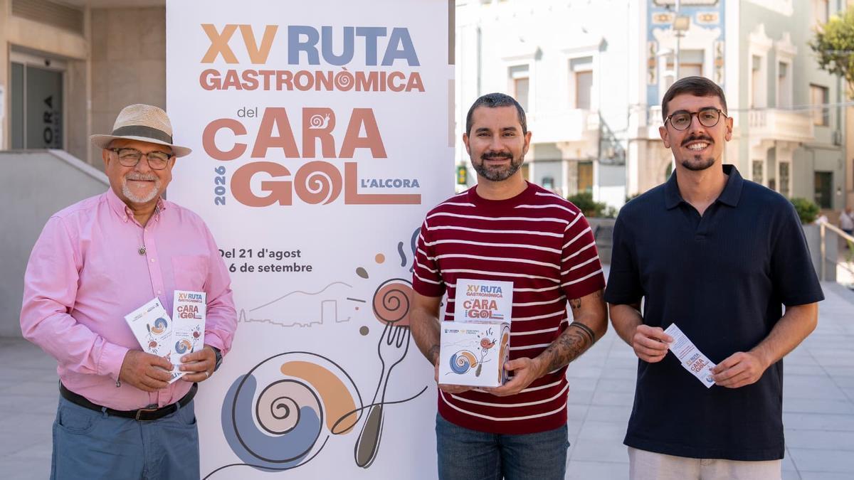 El alcalde de l'Alcora, Samuel Falomir, junto al concejal de Promoción Económica, Comercio y Hostelería, Pablo Delgado y el presidente de la Caja Rural, presentando el cartel, los premios y el carnet caragoler