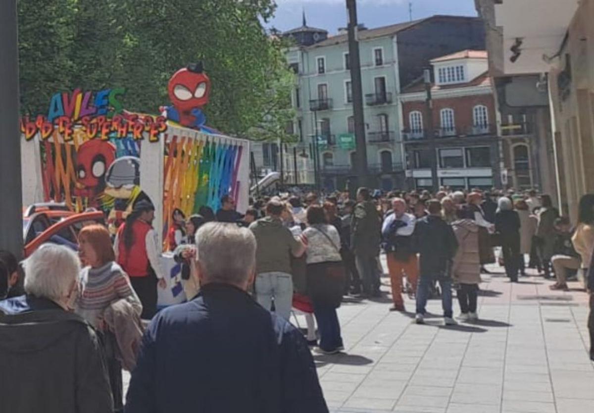 La temática de Avilés como ciudad y cómic y superhéroes, uno de los diseños más coloridos que se vio en el parque del Muelle. | M. M. / C. J.