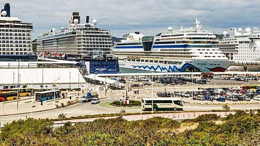 Cuatro cruceros hacen escala a la vez en el puerto de Eivissa el verano pasado.