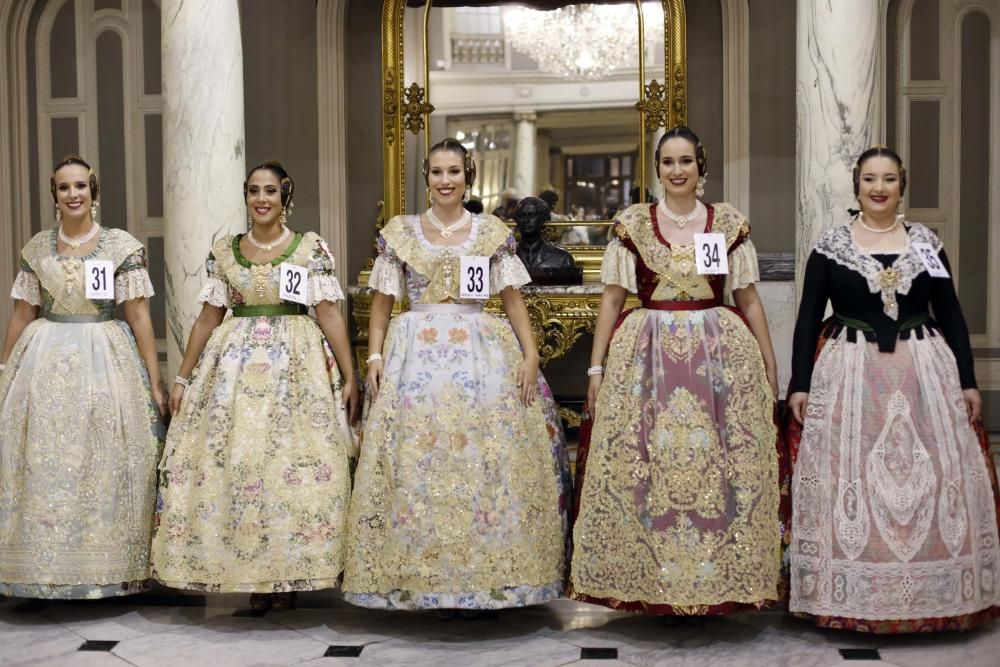 Las aspirantes a fallera mayor conocen el Salón de Cristal