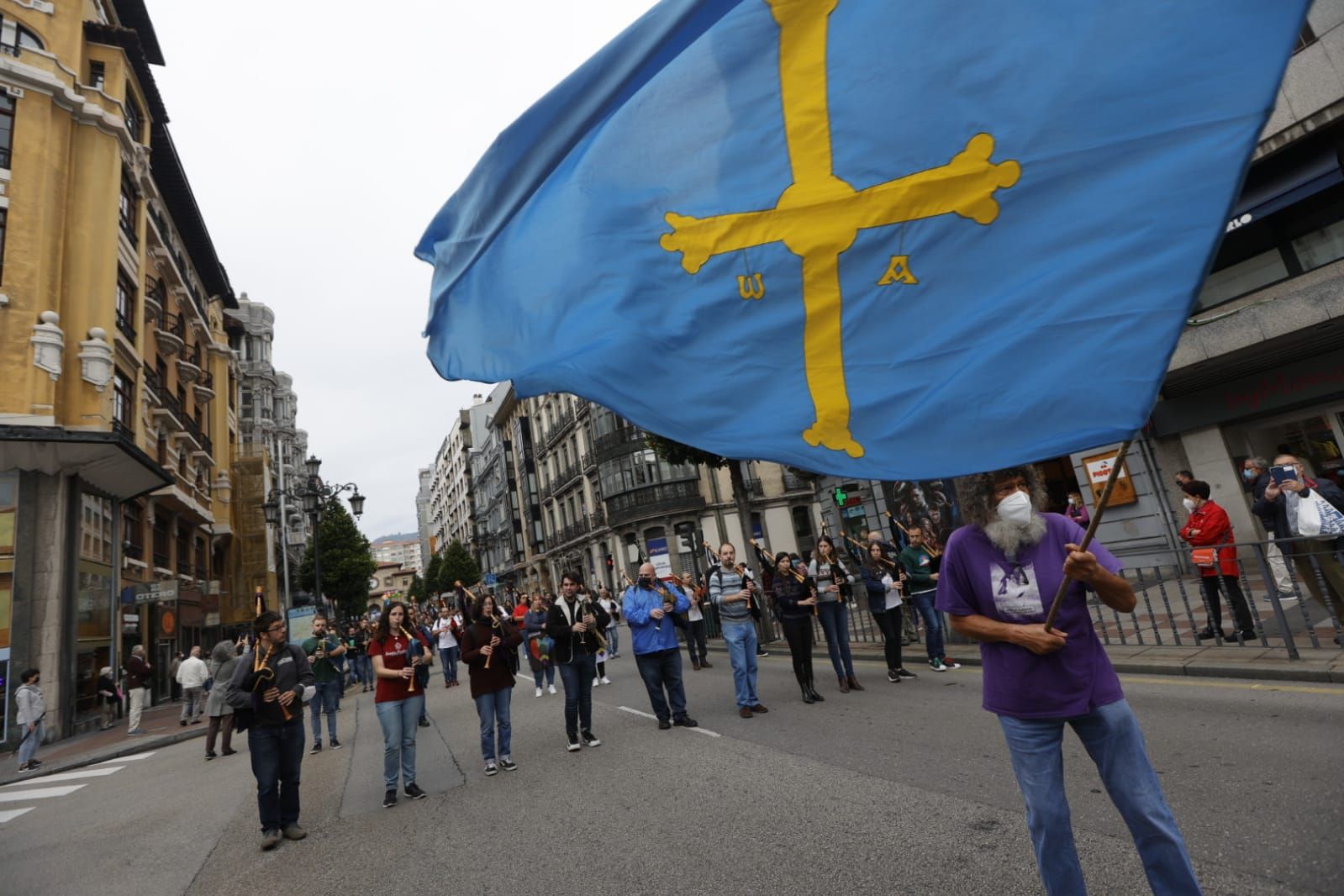 Los partidarios de la cooficialidad del asturiano se manifiestan en Oviedo