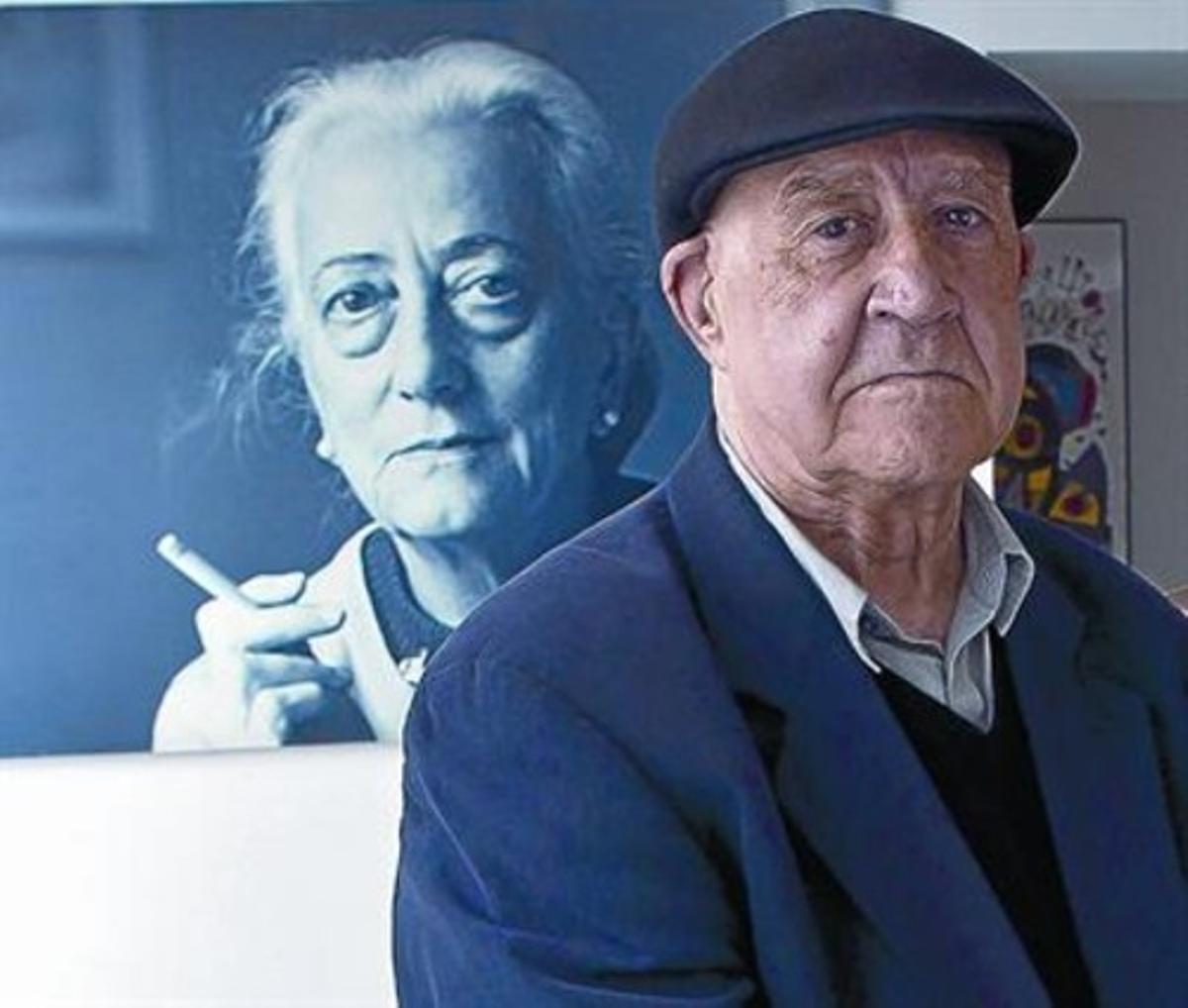 Emili Teixidor, ayer en el Ateneu Barcelonès frente a un retrato de la escritora y periodista Anna Murià.