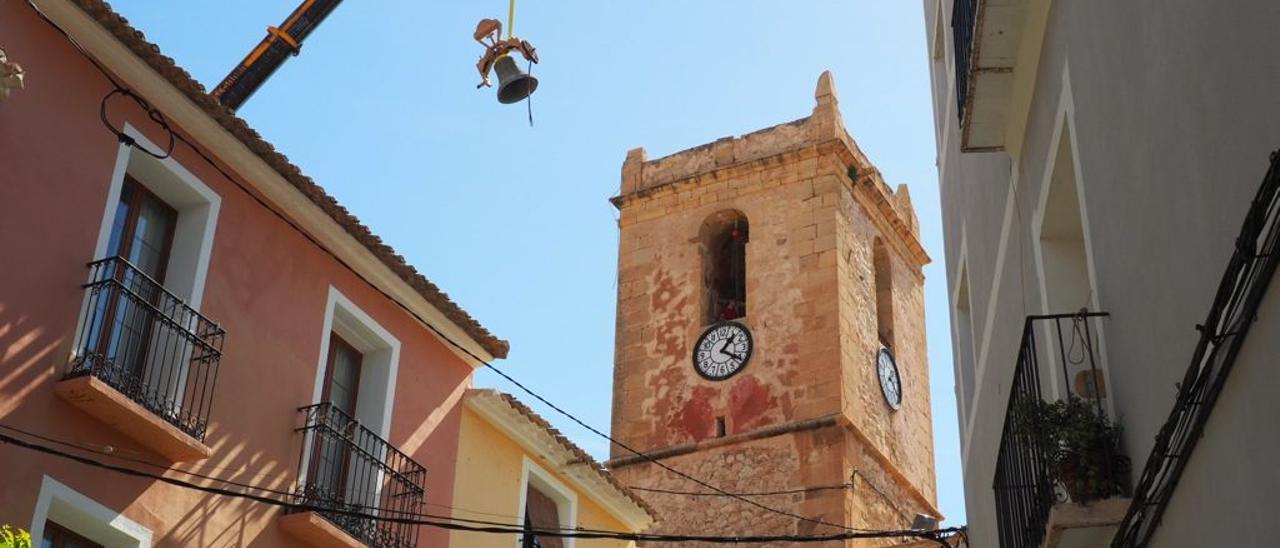 La grúa retira una de las cuatro campanas de la iglesia de la Asunción.