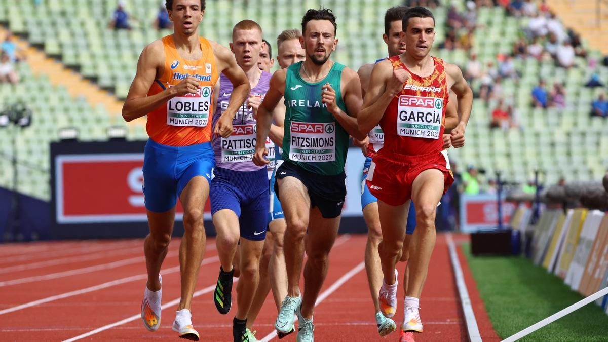 Mariano García, a la derecha, durante la carrera de las series eliminatorias