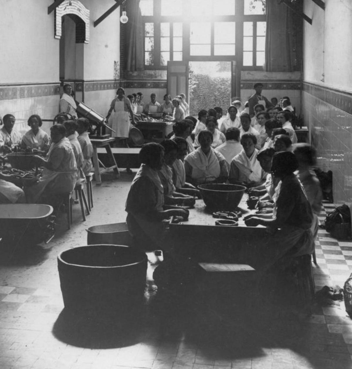 Trabajadores de la fábrica La Luz, cuando se publicitaba como una de las de mayor facturación de España, aunque se desconoce la datación concreta de la imagen. | Museo del Pueblo de Asturias