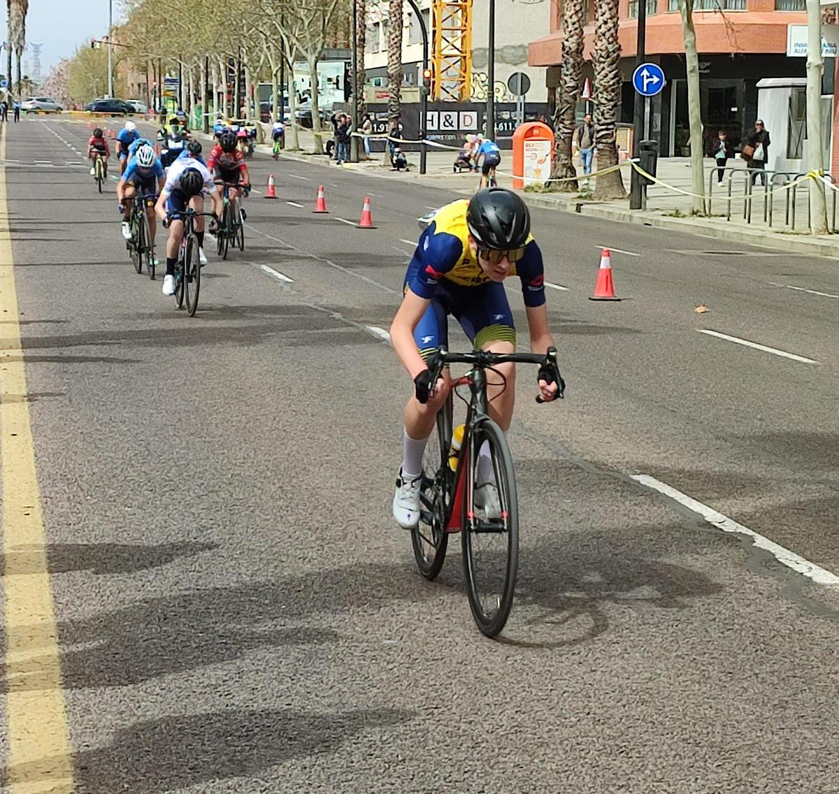 Ciclista en un tramo de la prueba de Campanar, en València.