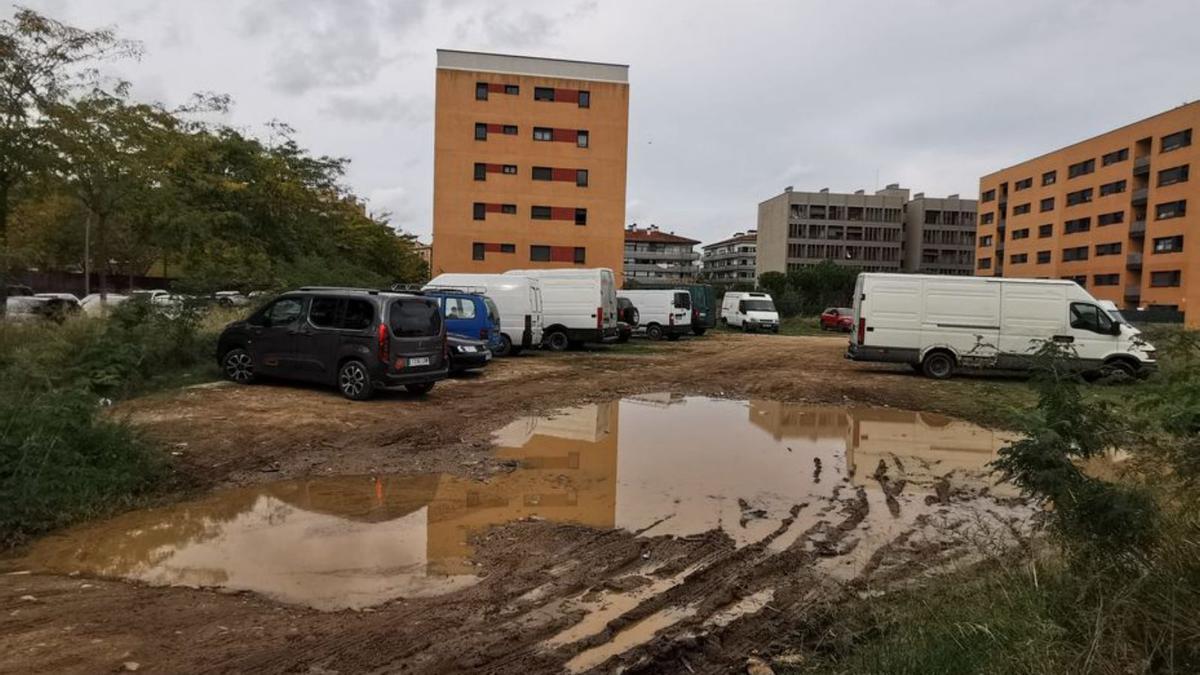 Vehicles a l’interior d’una de les parcel·les. | DIARI DE GIRONA