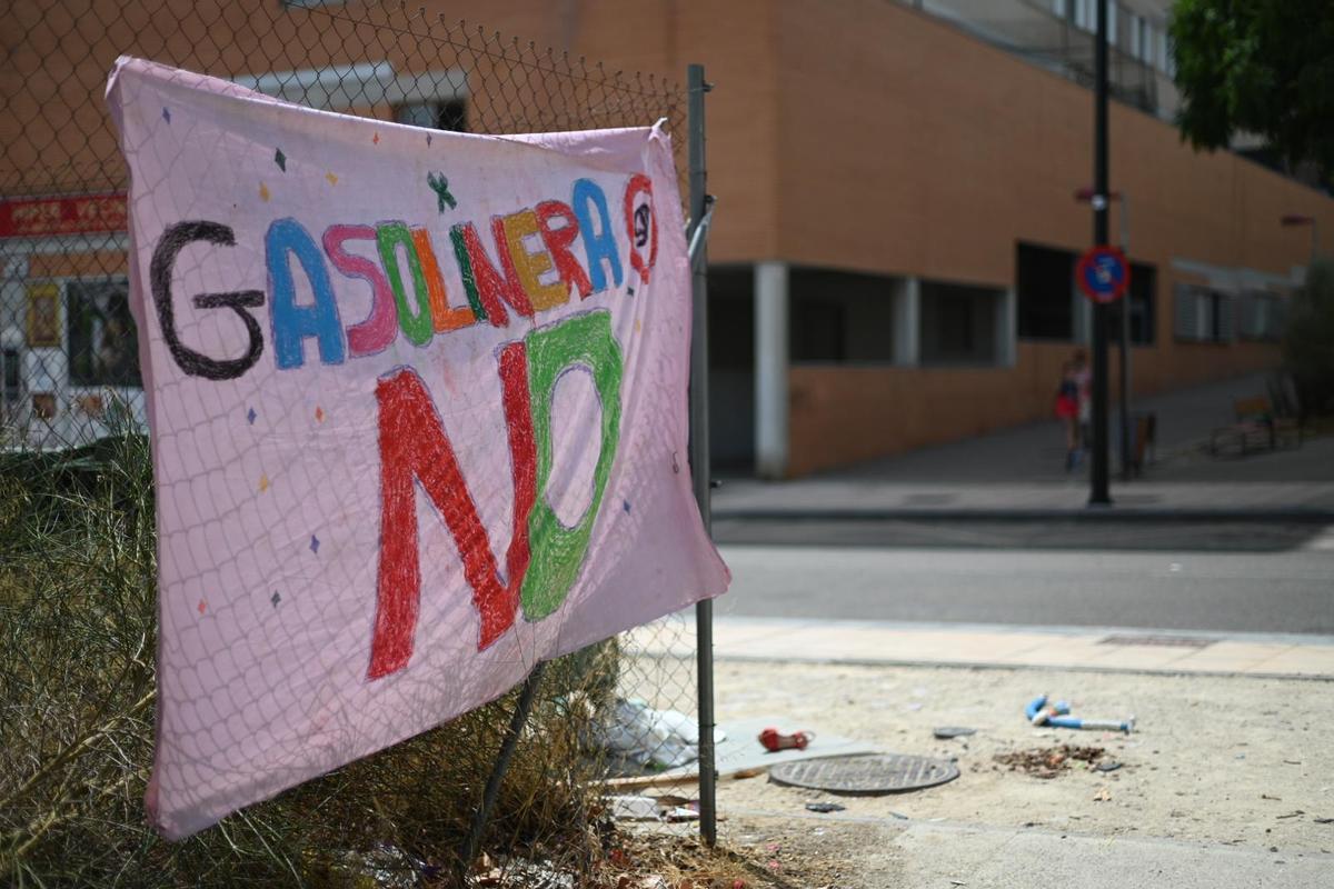 Cartel en la parcela donde se construirá la nueva gasolinera de Valdespartera.