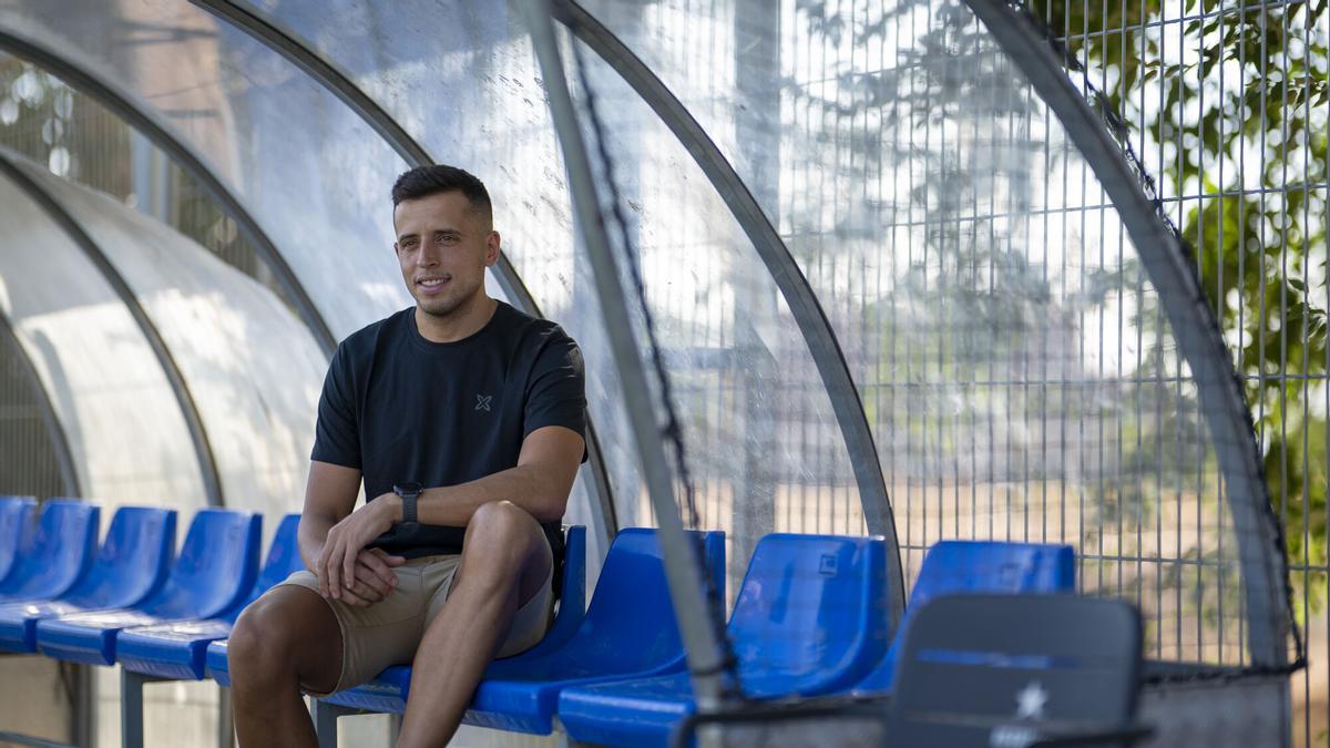 Barcelona. 07.08.2026. Deportes. El árbitro catalán de primera división, Víctor García Verdura, fotografiado en el campo del Atlètic Masnou. Fotografía de Jordi Cotrina