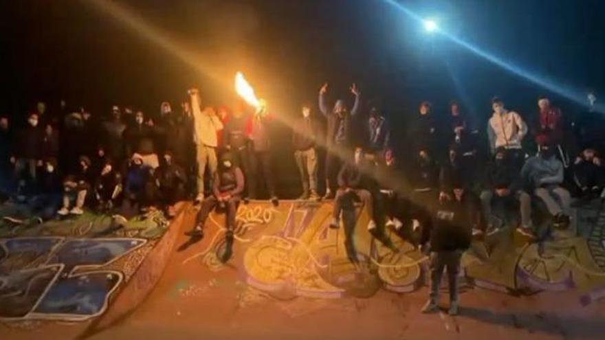 VÍDEO: Un grupo de jóvenes marcha por Oviedo por la noche contra el toque de queda