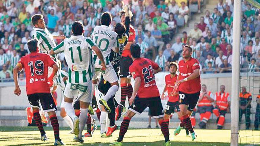 Aouate y la defensa mallorquinista defienden un córner a favor del Córdoba.