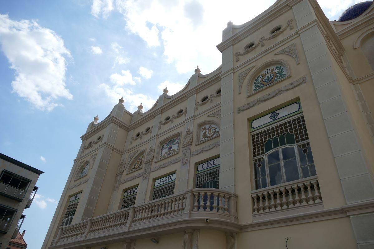 En Imatges | Com ha quedat la façana del Teatre El Jardí després de la renovació?