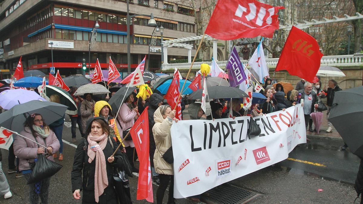 Decenas de trabajadores del sector de la limpieza en edificios oficiales se manifiesta para reclamar una actualización del convenio: llevan 87 días en huelga