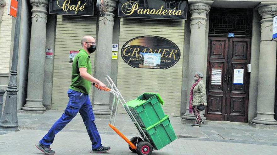 Locales cerrados en una calle del Archipiélago.