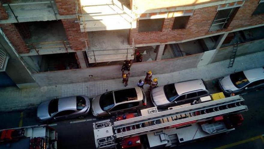 Un veí ha fet fotos de la intervenció dels Bombers.