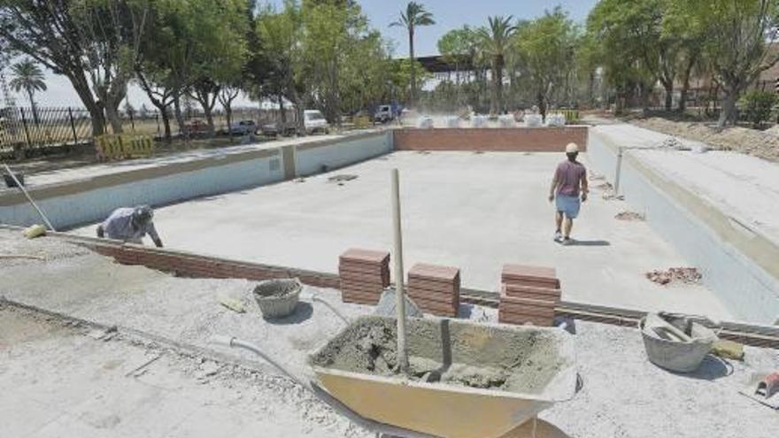 Operarios trabajando, ayer, en las obras de las piscinas municipales de Los Palmerales.
