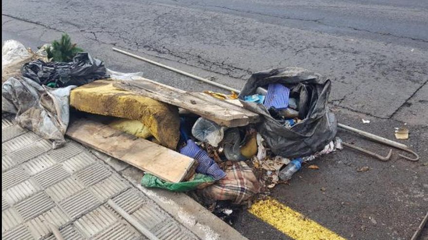 Extraen colchones y tablas de una alcantarilla junto al Pancho Camurria