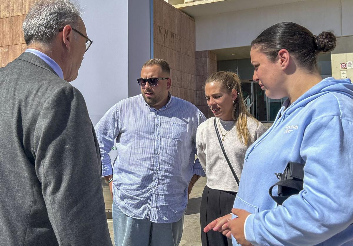 MÁLAGA (ANDALUCÍA), 13/03/2026.- Familiares de Paula,  la mujer asesinada por su pareja en Torremolinos  a las puertas de la Ciudad de la Justicia de Málaga