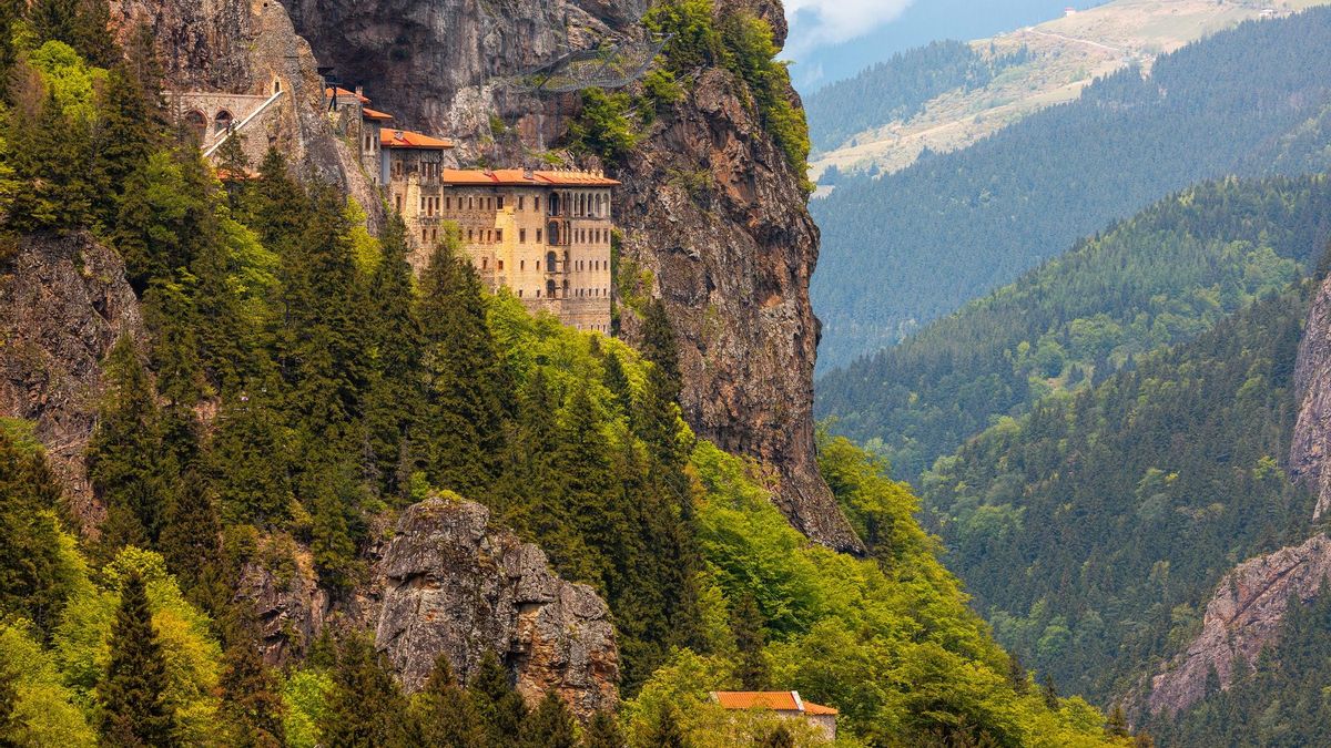 El enclave milenario que cuelga de los acantilados: el monasterio más impresionante de Turquía