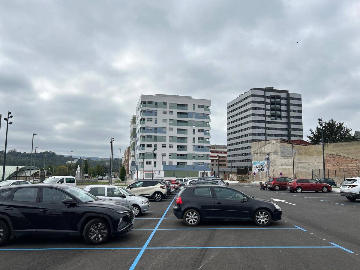 Coches aparcados en el parking junto al antiguo Maracaibo, en Pola de Siero, que pasará a ser de pago.